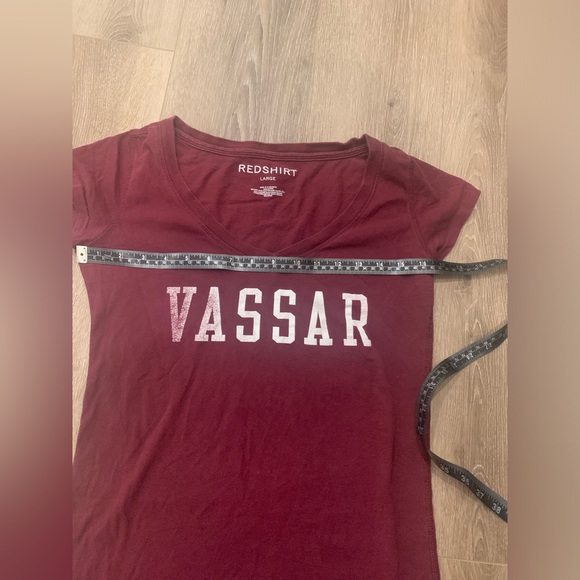 Vassar College tshirt. Size large. - Picture 4 of 9